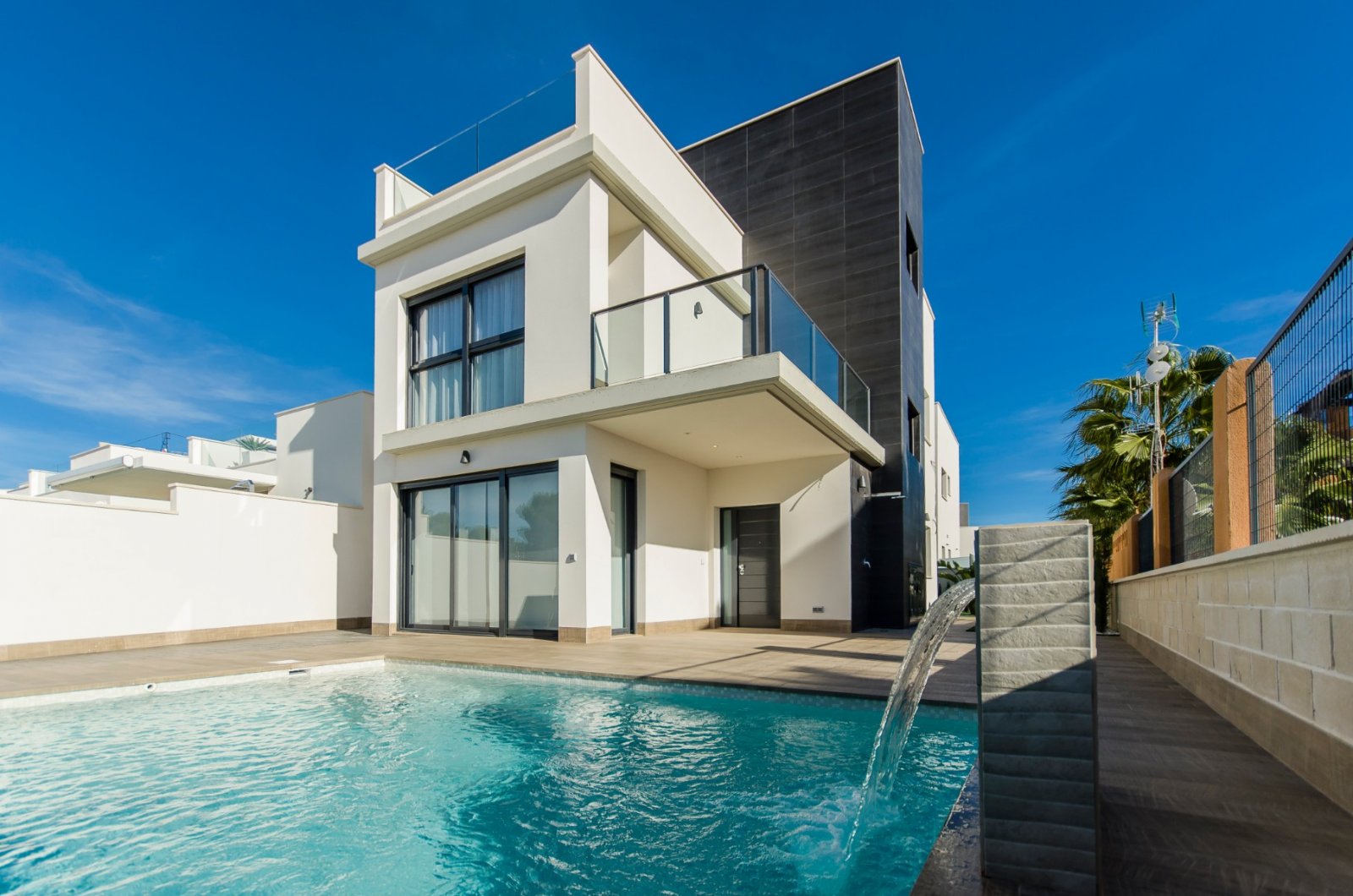 Entdecken Sie das exklusive Modell Lea, ein modernes Haus mit 4 Schlafzimmern, 3 Bädern und einer bebauten Fläche von 135 m².
Au
Entdecken Sie das exklusive Modell Lea, ein modernes Haus mit 4 Schlafzimmern, 3 Bädern und einer bebauten Fläche von 135 m².
Au