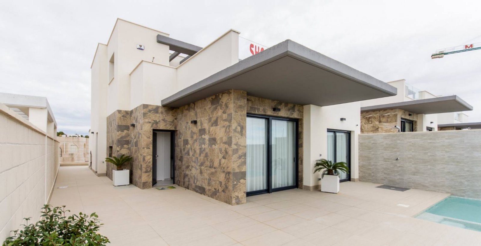 Entdecken Sie das exklusive Modell Gemma, eine moderne Villa mit 3 Schlafzimmern, 2 Bädern und einer bebauten Fläche von 144 m².
Entdecken Sie das exklusive Modell Gemma, eine moderne Villa mit 3 Schlafzimmern, 2 Bädern und einer bebauten Fläche von 144 m².