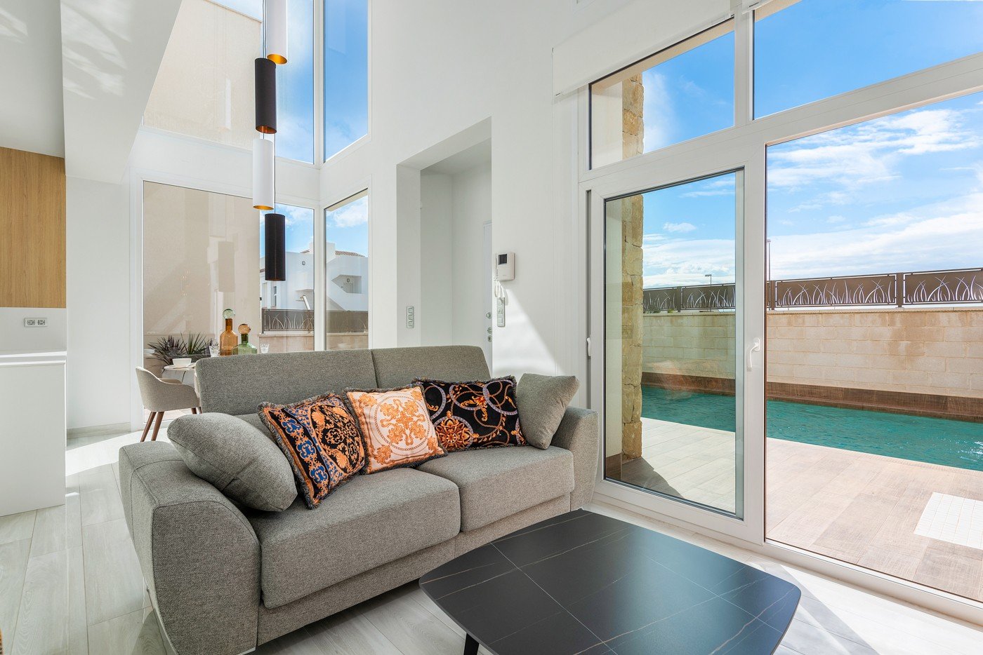 Bauen Sie sich ein Traumleben in diesen wunderschönen Neubauvillen in Los Montesinos
Gehören Sie zu den Menschen, die gerne jeden Morgen au Bauen Sie sich ein Traumleben in diesen wunderschönen Neubauvillen in Los Montesinos
Gehören Sie zu den Menschen, die gerne jeden Morgen au