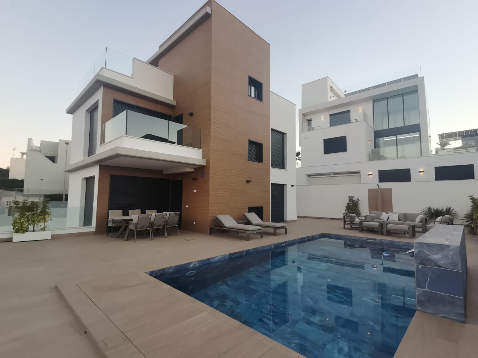 Entdecken Sie die beeindruckende Villa Silvia in Dehesa de Campoamor, ein Anwesen, das Ihnen das Beste an Raum, Komfort und Stil bietet. Mit einer Ge Entdecken Sie die beeindruckende Villa Silvia in Dehesa de Campoamor, ein Anwesen, das Ihnen das Beste an Raum, Komfort und Stil bietet. Mit einer Ge