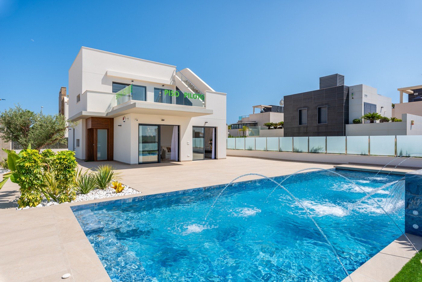 Neubau-Villa in Dehesa de Campoamor
Wenn Sie zu denjenigen gehören, die der Meinung sind, dass man für ein entspanntes Leben an der Costa B Neubau-Villa in Dehesa de Campoamor
Wenn Sie zu denjenigen gehören, die der Meinung sind, dass man für ein entspanntes Leben an der Costa B
