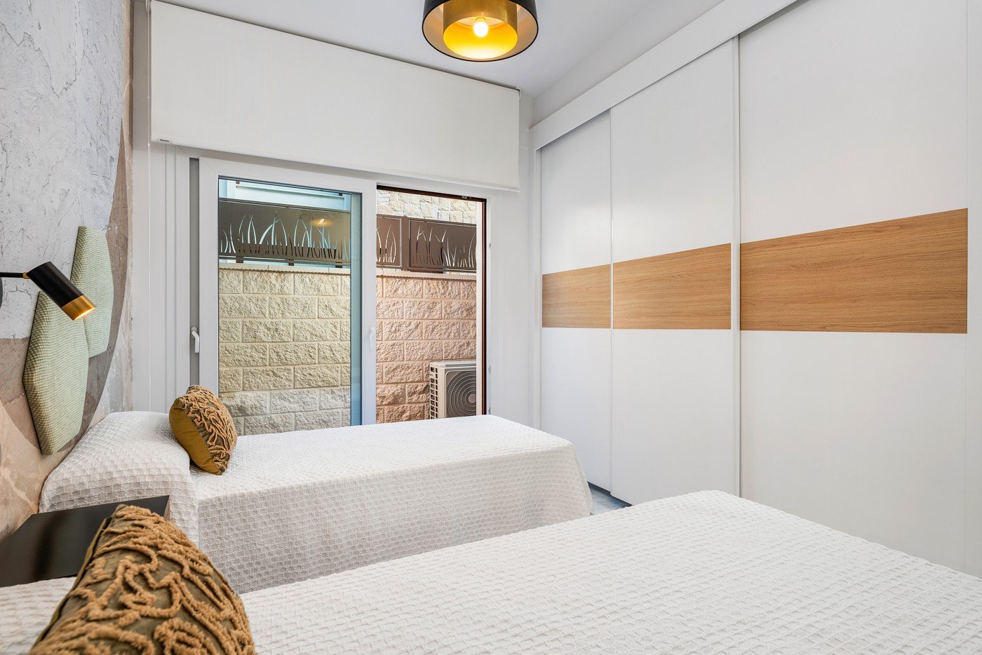 Stellen Sie sich vor, Sie würden jeden Tag in dieser beeindruckenden, neu erbauten Villa aufwachen, die sich in einer der exklusivsten und ruhigsten Stellen Sie sich vor, Sie würden jeden Tag in dieser beeindruckenden, neu erbauten Villa aufwachen, die sich in einer der exklusivsten und ruhigsten