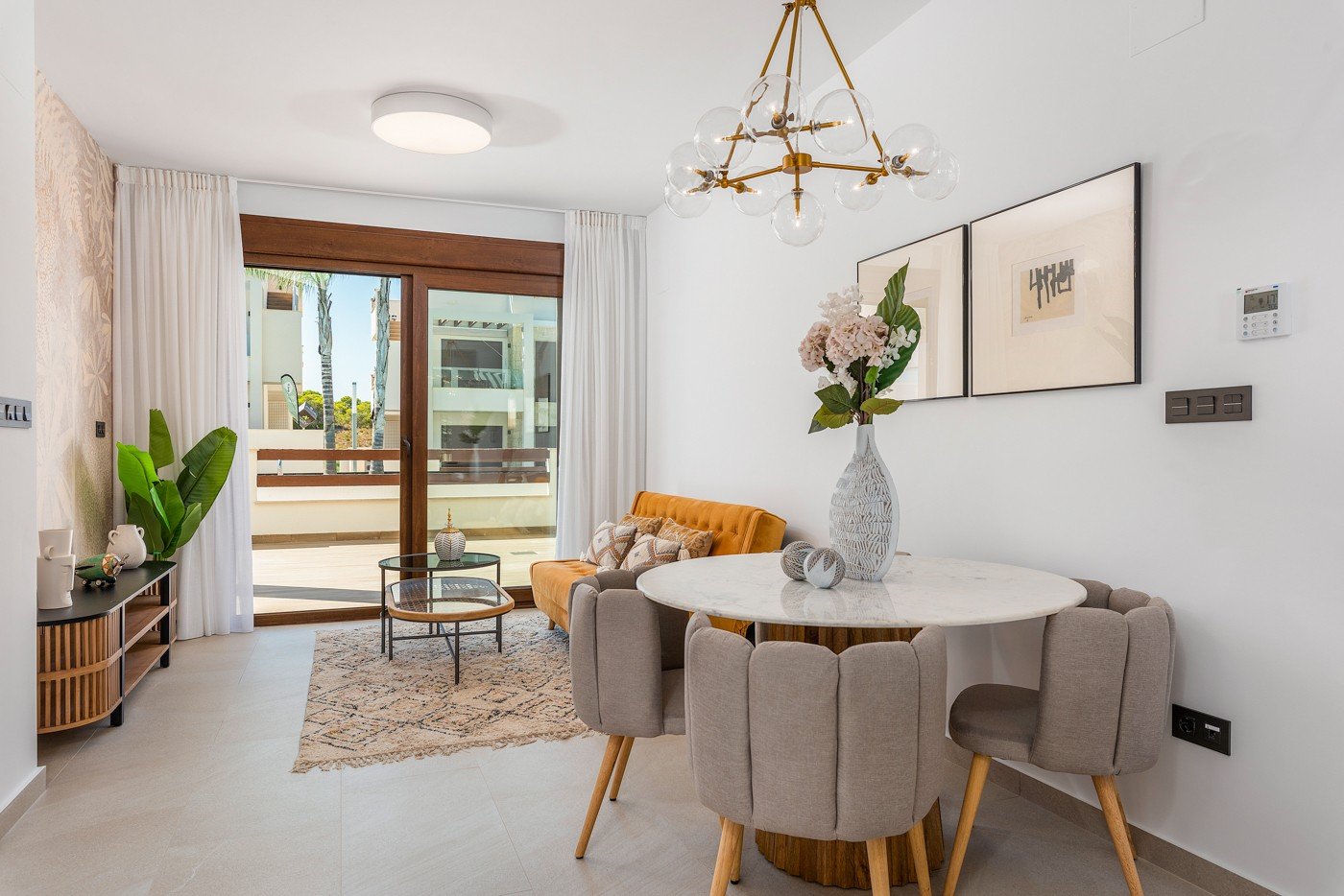 Bungalow im Erdgeschoss in einer Urbanisation in Torrevieja
Wie glücklich werden Sie sein, in diesem schönen neu gebauten Bungal Bungalow im Erdgeschoss in einer Urbanisation in Torrevieja
Wie glücklich werden Sie sein, in diesem schönen neu gebauten Bungal