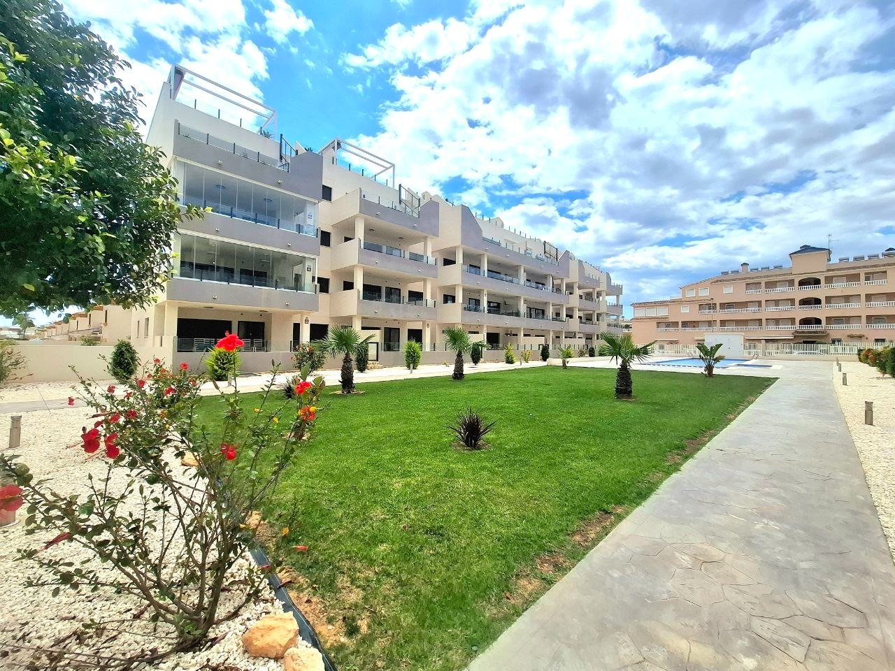 Neubau!!!! Helle Wohnung in einer geschlossenen Wohnanlage mit Swimmingpool und Grünfläche. Geräumiges Wohn-Esszimmer, große Küche und Hauswirtschaft Neubau!!!! Helle Wohnung in einer geschlossenen Wohnanlage mit Swimmingpool und Grünfläche. Geräumiges Wohn-Esszimmer, große Küche und Hauswirtschaft
