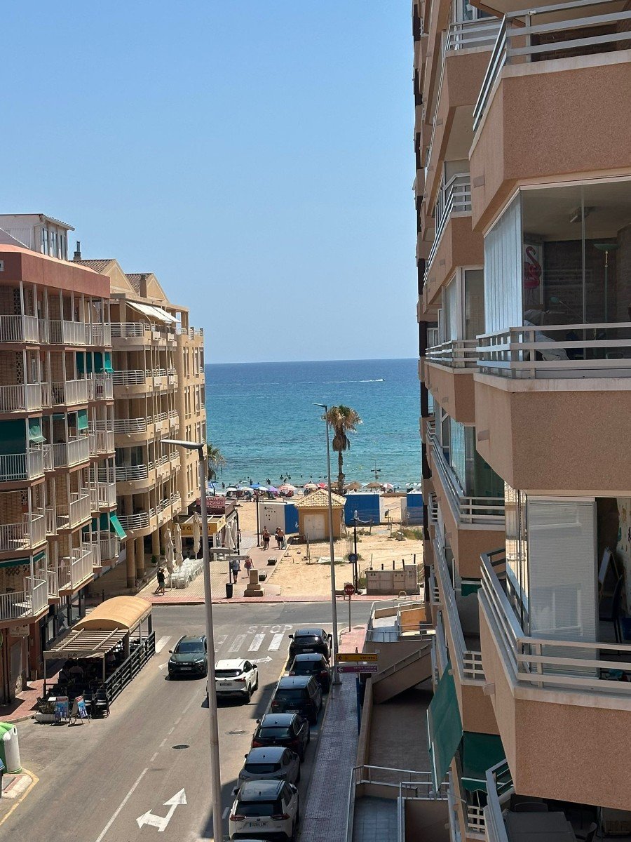 Wohnung mit 3 Schlafzimmern und 1 Bad mit offener Küche und Wohn-Esszimmer.
Seitlicher Meerblick.
Nur 50 m vom Meer en
Wohnung mit 3 Schlafzimmern und 1 Bad mit offener Küche und Wohn-Esszimmer.
Seitlicher Meerblick.
Nur 50 m vom Meer en