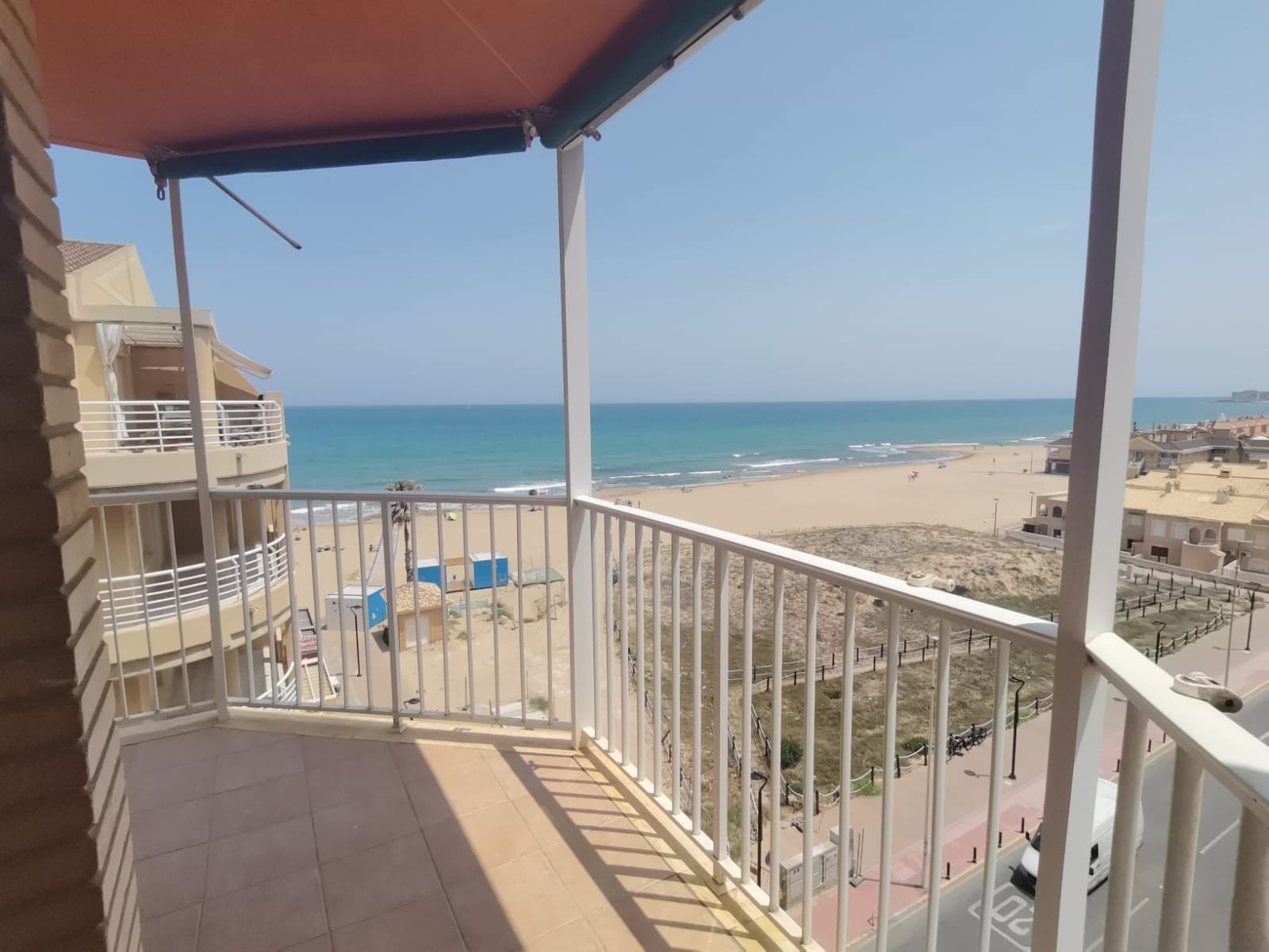 Penthouse in erster Strandlinie in La Mata, mit 3 Schlafzimmern und 1 Badezimmer.Voll ausgestattete Küche mit Geräten und Terrasse mit Pan
Penthouse in erster Strandlinie in La Mata, mit 3 Schlafzimmern und 1 Badezimmer.Voll ausgestattete Küche mit Geräten und Terrasse mit Pan
