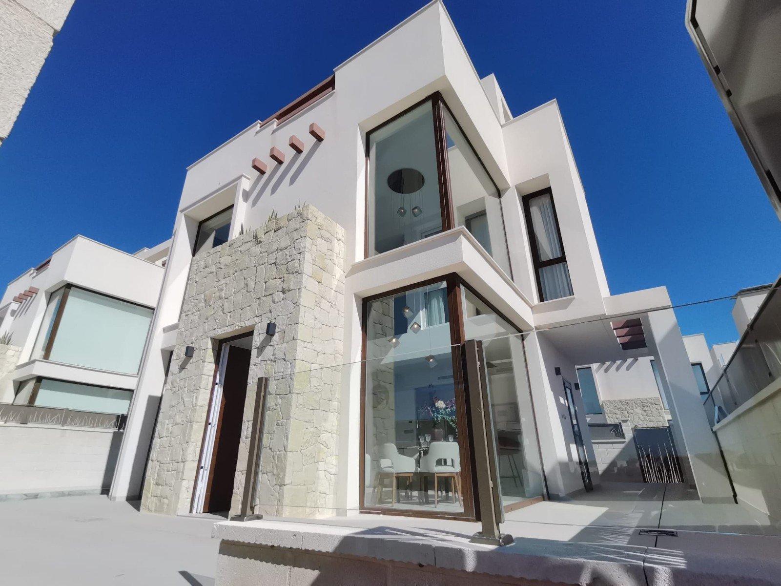 Das Residencial Villas Las Lagunas liegt in einer der schönsten und ruhigsten Gegenden zwischen Ciudad Quesada und Pueblo Bravo. Das Projekt besteht Das Residencial Villas Las Lagunas liegt in einer der schönsten und ruhigsten Gegenden zwischen Ciudad Quesada und Pueblo Bravo. Das Projekt besteht