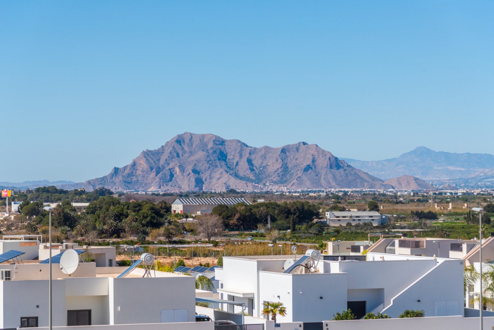 Luxusapartment im 1. Stock, mit zwei Schlafzimmern und 2 Badezimmern, davon 1 Badezimmer en Suite. Die luxuriöse Küche ist mit allen Geräten einschli Luxusapartment im 1. Stock, mit zwei Schlafzimmern und 2 Badezimmern, davon 1 Badezimmer en Suite. Die luxuriöse Küche ist mit allen Geräten einschli