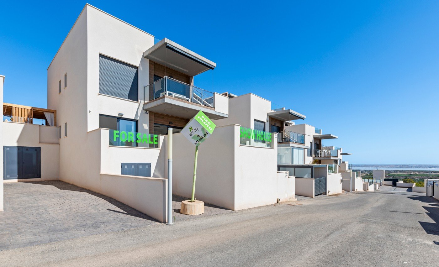 Genießen Sie einen unserer Bungalows AMAY BELLAVISTA: Design, Komfort und Lage
Unter den Hunderten von zum Verkauf stehenden Immobilien, di Genießen Sie einen unserer Bungalows AMAY BELLAVISTA: Design, Komfort und Lage
Unter den Hunderten von zum Verkauf stehenden Immobilien, di